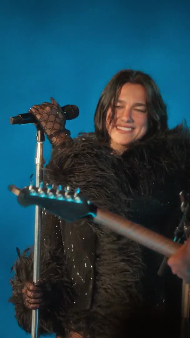 Dua Lipa y una sentida versión de "De Música Ligera" en el Monumental 