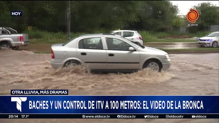 Córdoba insólita: baches enormes y un control de ITV en la misma cuadra