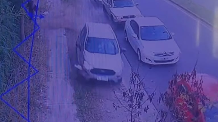 Dos peatones se salvaron de milagro de ser atropellados sobre la vereda