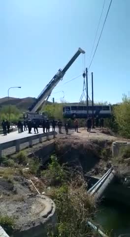 Así rescataron al colectivo desbarrancado en La Calera