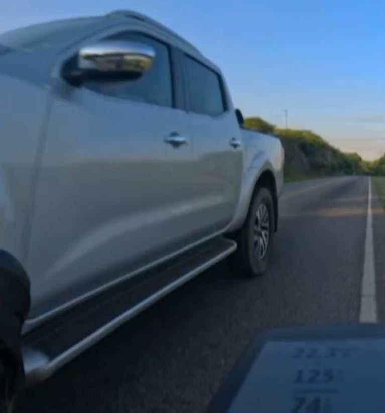 Una camioneta pasó en doble línea amarilla y casi atropella a un ciclista: “Fueron centímetros”