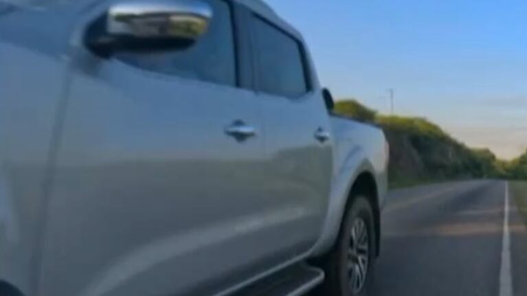Una camioneta pasó en doble línea amarilla y casi atropella a un ciclista: “Fueron centímetros”
