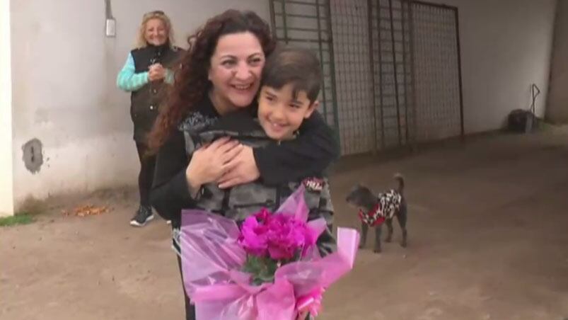 Santi visitó a Carolina, la maestra que le salvó la vida