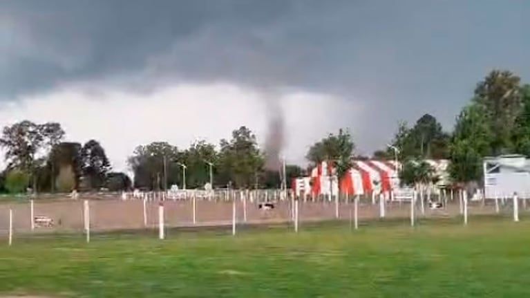 Un mini tornado sorprendió a Marcos Juárez en un martes tormentoso
