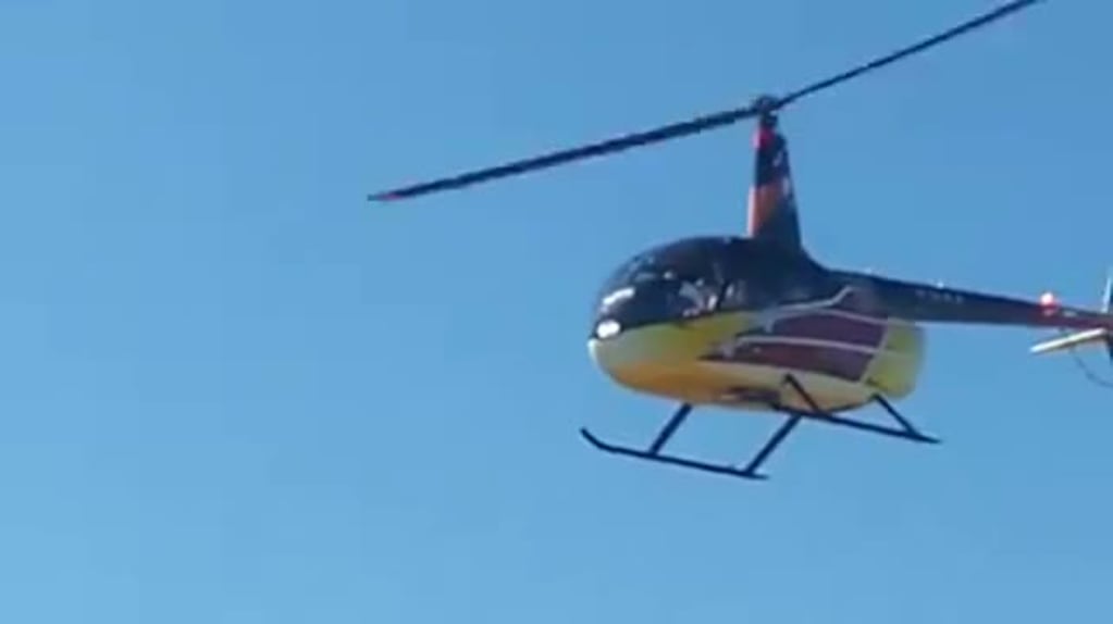 Peligroso aterrizaje de un helicóptero en Carlos Paz
