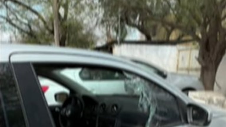 En segundos le reventaron el vidrio del auto de un piedrazo y le robaron sus herramientas de trabajo