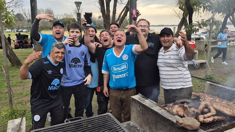 El color de la previa de los hinchas de Belgrano en Rosario
