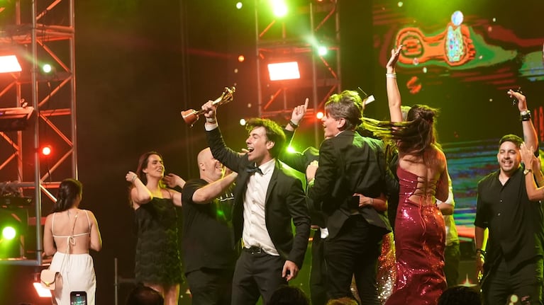 “Es trabajo con pasión”: la emoción de Willy Magia y el Mago Matus tras ganar el oro en los Premios Carlos