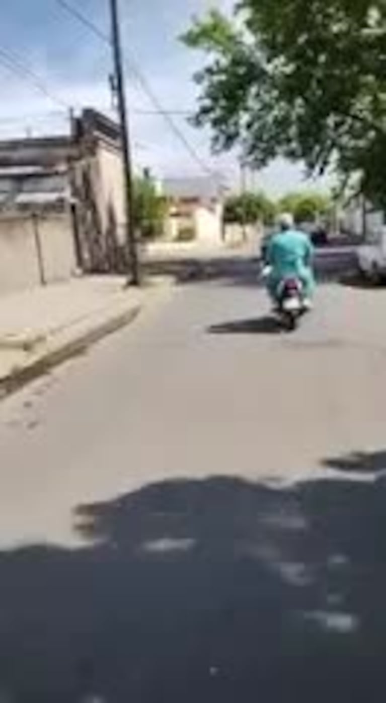 Una ambulancia se olvidó a un médico en la calle y debió llevarlo un motociclista