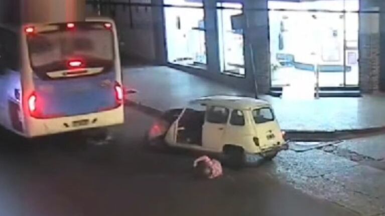 Su “renoleta” se quedó sin frenos, chocó contra un colectivo y se salvó de ser arrollada