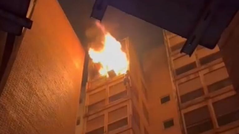Videos: así se salvó del incendio uno de los estudiantes de Nueva Córdoba