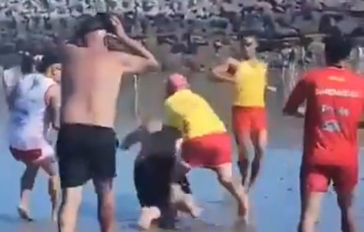 El combate entre un bañista y un grupo de guardavidas en una playa de Chubut