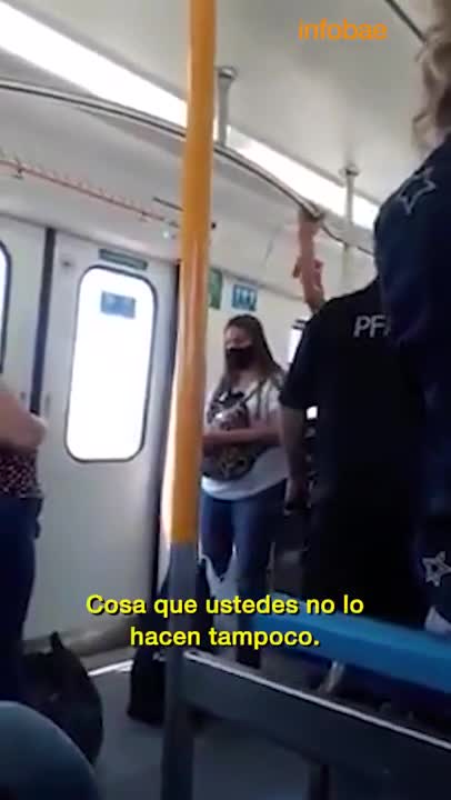 El pedido de un policía a los pasajeros que no usan barbijos 