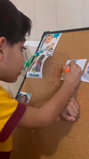 Hace tareas del hogar y sus papás le regalan figuritas del Mundial