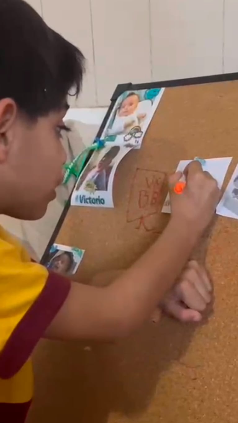 Hace tareas del hogar y sus papás le regalan figuritas del Mundial