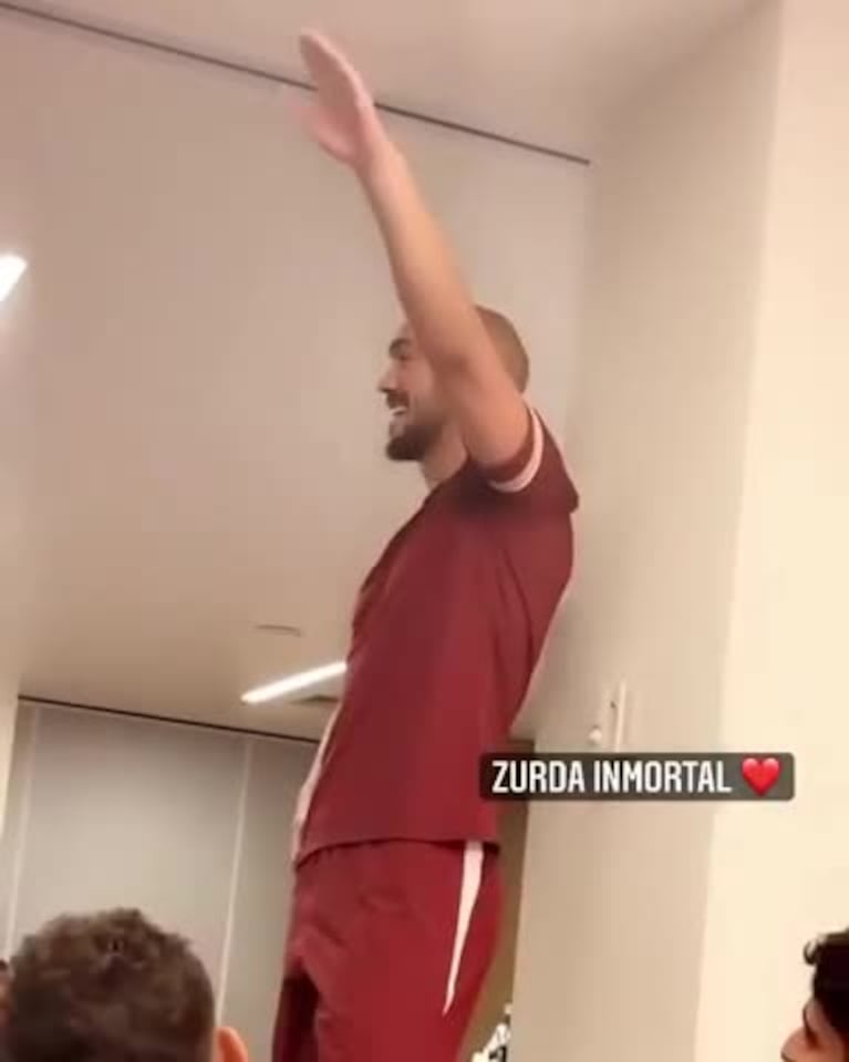 El nuevo arquero del Sevilla cantó "La mano de Dios" en su debut