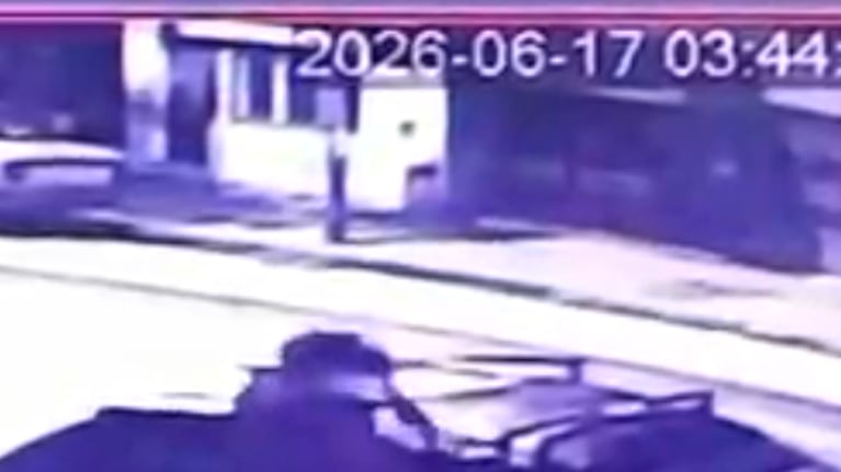 Robó en minutos el techo de vidrio de un auto