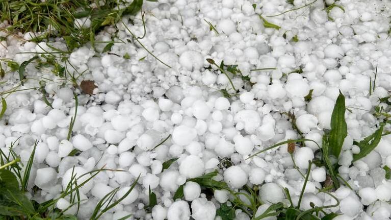 Granizo y mucha lluvia en pocos minutos en Capilla del Monte: hay alerta en Córdoba