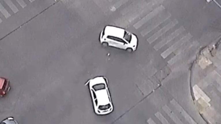 Un Up terminó con las cuatro ruedas para arriba tras volcar en pleno Nueva Córdoba