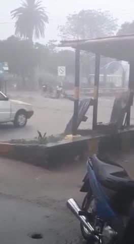 El agua se llevó dos motos en Cruz del Eje