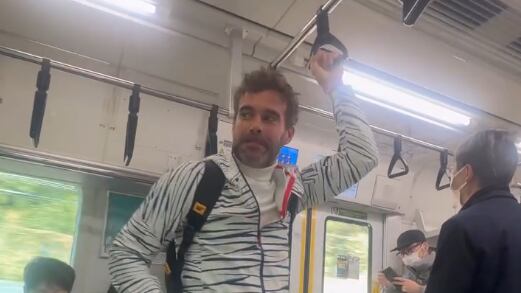 Nicolás Cabré protagonizó un divertido momento a bordo de un tren en Tokio 