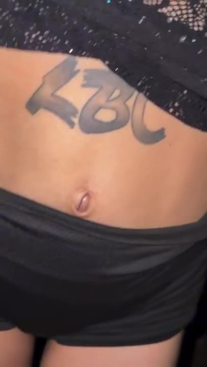 ¡Lo dio todo! una fanática se tatuó la cara de Kesito y "LBC" en una parte insólita de su cuerpo.