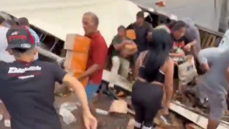 Influencer filmó en vivo el saqueo de un camión y aprovechó para robar