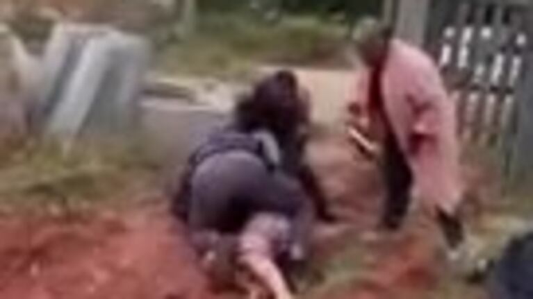 La brutal agresión del policía a una anciana