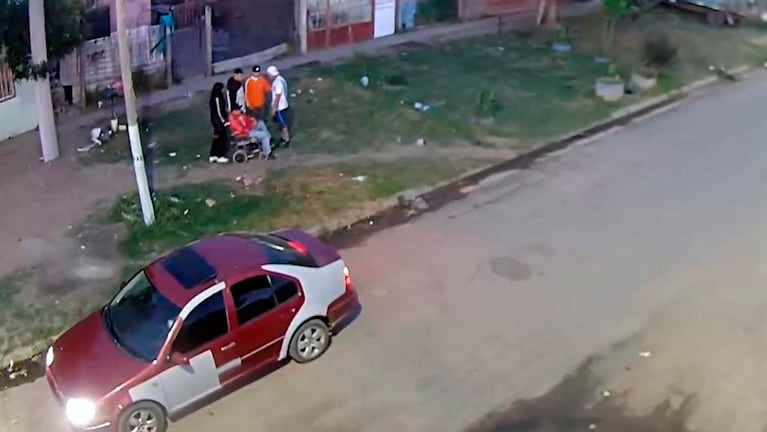 Video: un hombre en silla de ruedas mató a otro de cuatro balazos y se dio a la fuga