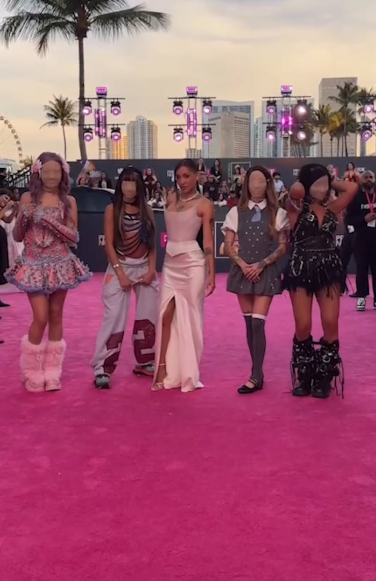 María Becerra, en los Premios Lo Nuestro con sus alter egos