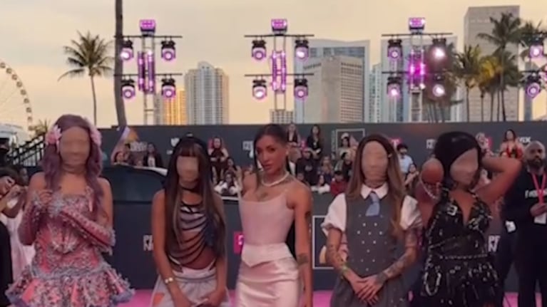 María Becerra, en los Premios Lo Nuestro con sus alter egos