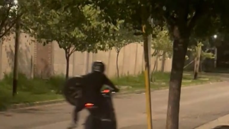 A la vista de todos y filmados: otro robo a metros del puesto policial de la Costanera