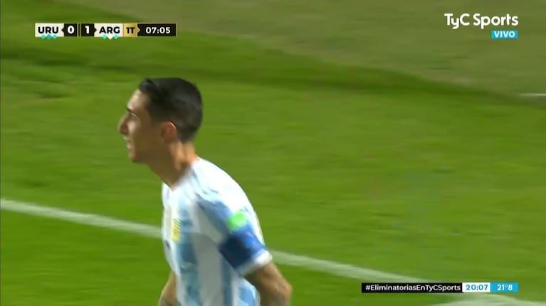 Una delicadeza de Di María pone en ventaja a la Argentina