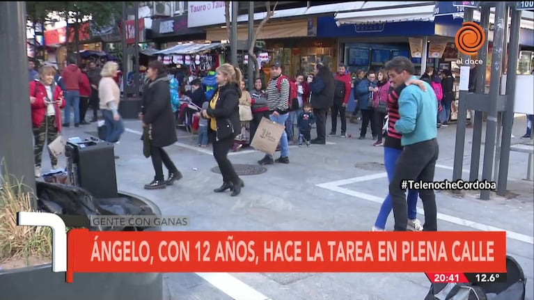 Gente con ganas: Ángelo, el nene que estudia en la peatonal