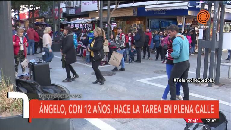 Gente con ganas: Ángelo, el nene que estudia en la peatonal