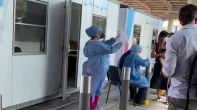 Una enfermera celebra los hisopados negativos
