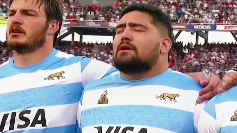 Los Pumas-All Blacks: Juan Fuentes emocionó al Kempes con una sentida versión del Himno