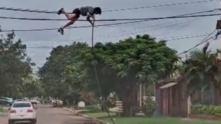 Video: se colgó de los cables a plena luz del día para robarlos en Chaco