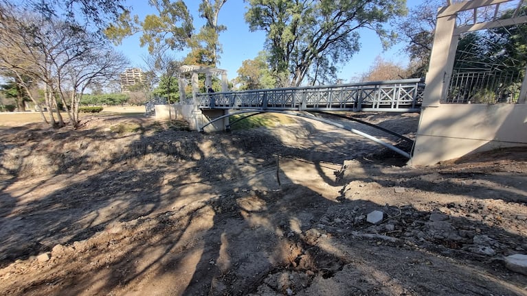 Con un nuevo método, secan por tramos el lago del Parque Sarmiento para limpiarlo