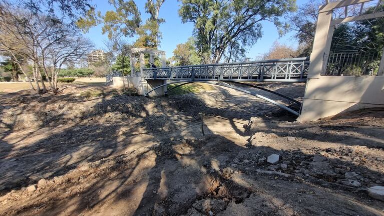 Con un nuevo método, secan por tramos el lago del Parque Sarmiento para limpiarlo