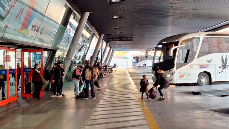 El drama de los pasajeros varados por el paro de interurbanos en Córdoba