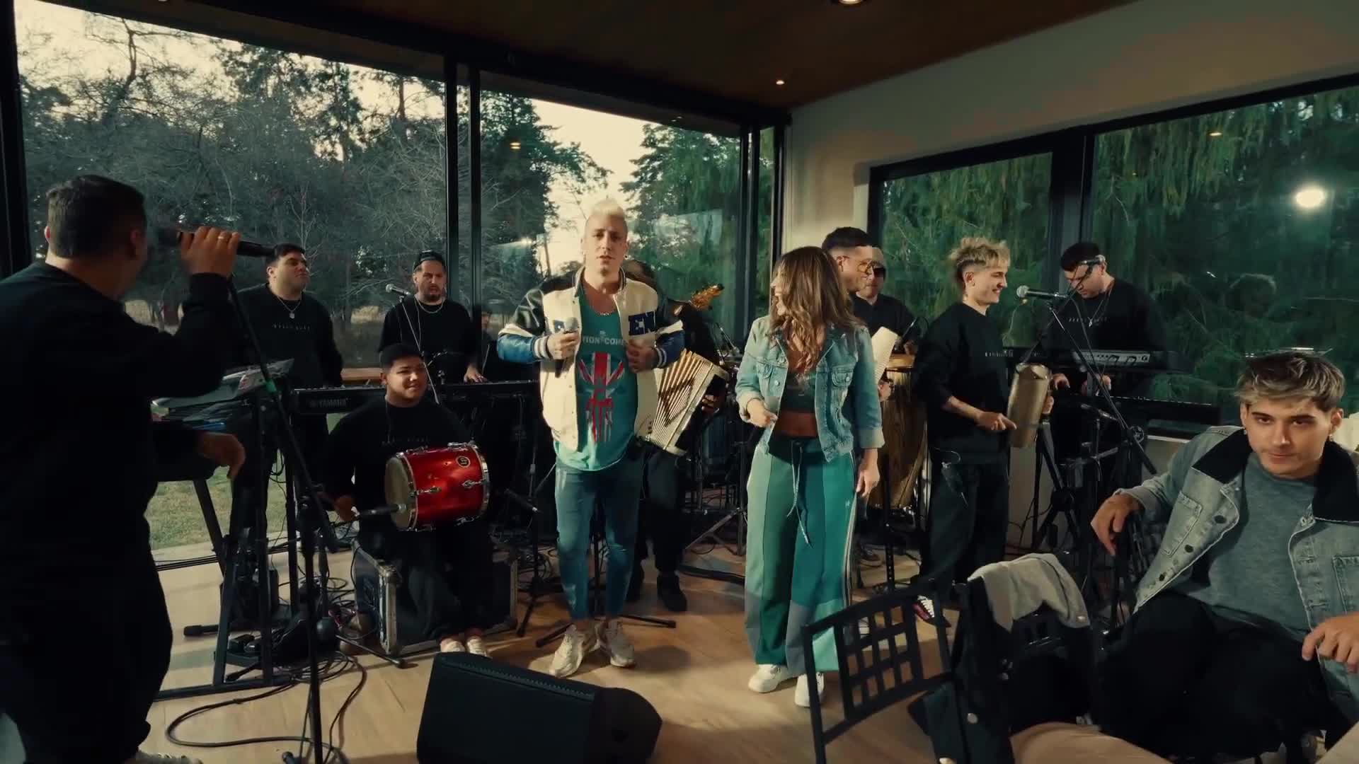 Magui Olave estrenó una nueva versión de "Desquite" junto a Monada