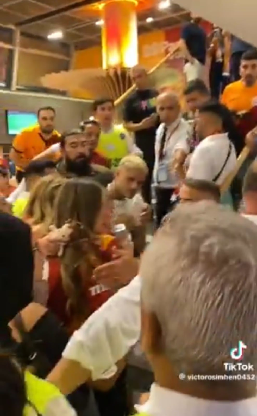 El cabezazo de Icardi a un fan del Galatasaray en un shopping de Turquía