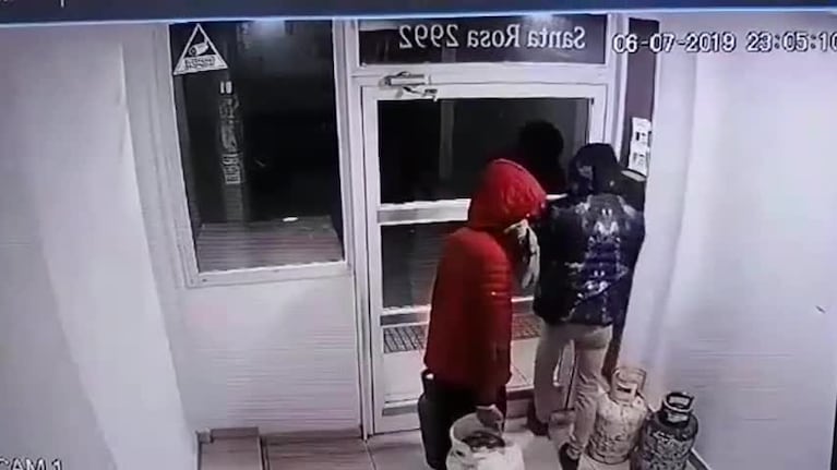 Así robaron las garrafas de un complejo en Alto Alberdi