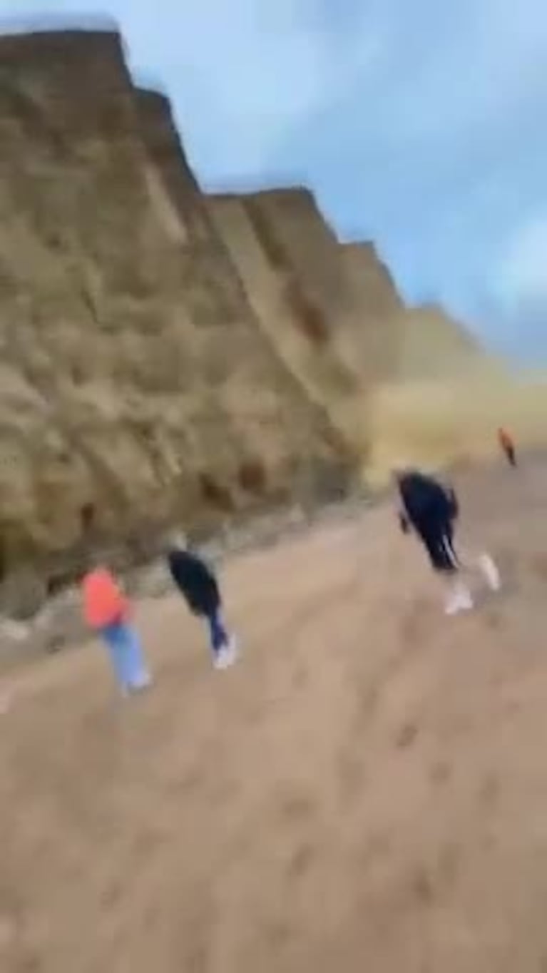 El impactante derrumbe de un acantilado en una playa inglesa