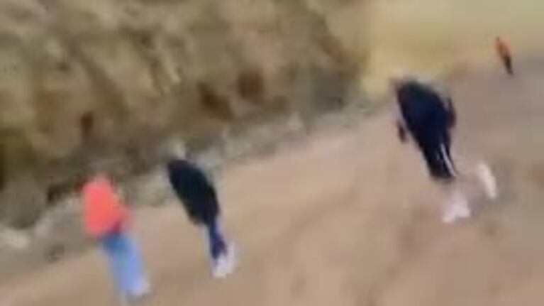El impactante derrumbe de un acantilado en una playa inglesa