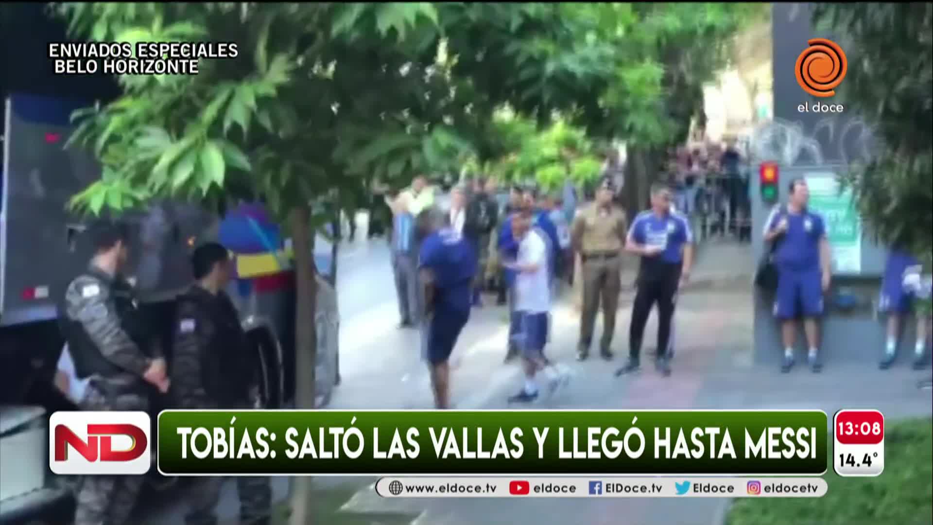 Un nene saltó las vallas de seguridad y saludó a Messi