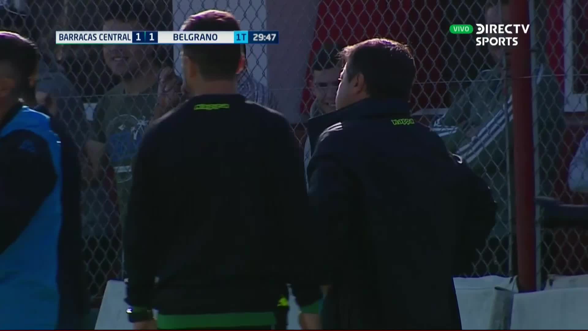 El polémico penal para el 2-1 de Barracas a Belgrano