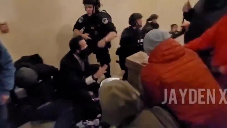 Un policía disparó y mató a una mujer durante la toma del Capitolio