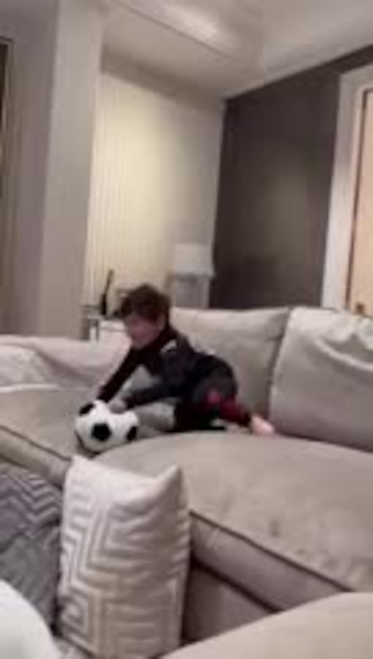 Ciro Messi atajando en el living de su casa